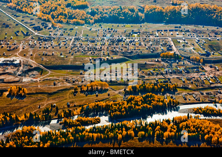 Luftaufnahme von Hemuxiang Dorf, Burqin Grafschaft, Altay Präfektur, Uigurischen Autonomen Gebiet Xinjiang, China Stockfoto