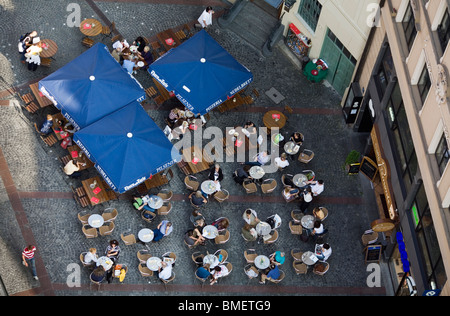 Draufsicht auf eine Straße Bar und Tischen. München, Deutschland Stockfoto
