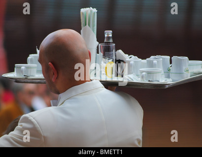 Ein Kellner trägt eine volle Schale in einem Café in St. Marks Platz, Venedig Stockfoto