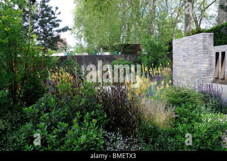 Preisgekrönten Garten von Andy Sturgeon - The Daily Telegraph Garten auf der Chelsea Flower Show 2010 entworfen. Stockfoto