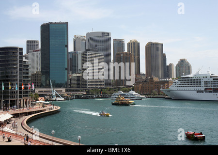 Circular Quay Sydney Fähre und Geschäftsviertel CBD in New South Wales, Australien mit Seven Seas Mariner Kreuzfahrtschiff Stockfoto