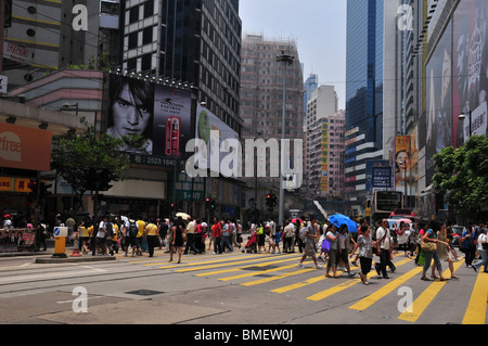 Große Anzahl von Fußgänger überqueren Lockhart Road, Wan Chai, Hong Kong, China Stockfoto