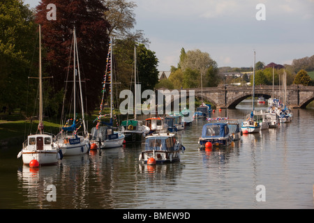 Großbritannien, England, Devon, Totnes, Freizeitboote vertäut am Fluss Dart 1828 Steinbrücke Stockfoto