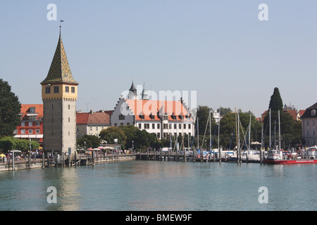 Lindau (Bodensee) Marina und der Mangturm (Mangenturm) Turm am Rande des Bodensee (Konstanz) in Deutschland an einem sonnigen Tag Stockfoto