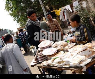 Käufern und Verkäufern, Souk Goma (Freitagsmarkt), Straße, südlichen Friedhöfe, Khalifa Marktviertel, Kairo Stockfoto