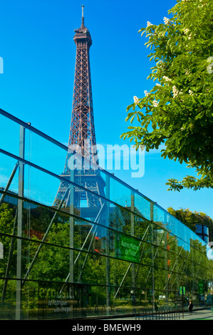 DER EIFFELTURM VON BRANLY MUSEUM, PARIS, FRANKREICH Stockfoto