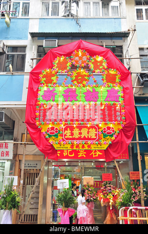 Groß, lebhaft gefärbten chinesische Advertisemnt über einen neuen Shop Verkauf von Blumen, Centre Street, Sai Ying Pun, Hong Kong, China Stockfoto