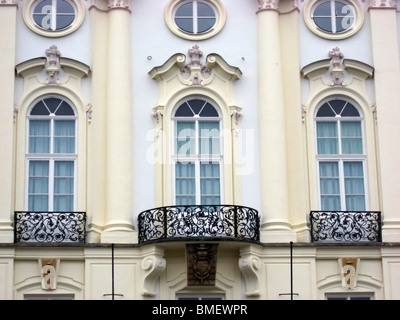 Klassische Windows mit Statuen und Balkone in Prag Stockfoto