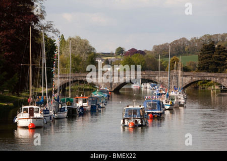 Großbritannien, England, Devon, Totnes, Freizeitboote vertäut am Fluss Dart 1828 Steinbrücke Stockfoto