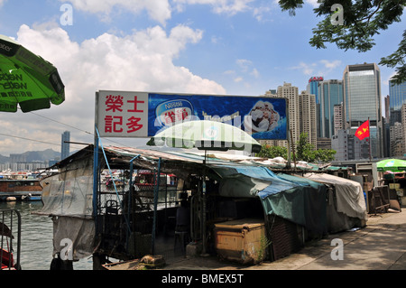 Informelle Getränke bar, mit lokalen Boatpeople an der Promenade mit Blick auf Hong Kong Causeway Bay Typhoon Shelter Hausboot Stockfoto