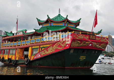 Strengen Blick auf golden Phönixe auf den roten chinesischen 'Phoenix Wasser Tour Boat', Ankern in Causeway Bay Typhoon Shelter, Hong Kong Stockfoto