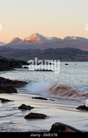 Blick auf Beinn Alligin in Torridon von großen Sands Beach in der Nähe von Gairloch, Wester Ross, Highland, Schottland, Vereinigtes Königreich. Stockfoto