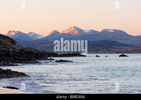 Blick auf Beinn Alligin in Torridon von großen Sands Beach in der Nähe von Gairloch, Wester Ross, Highland, Schottland, Vereinigtes Königreich. Stockfoto