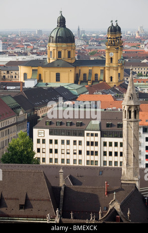 Blick auf die Theatinerkirche und der Stadt München von 92 Metern 301 Alter Peter (Alter Peter Turm) München Ger Turm Stockfoto