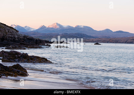 Blick auf Beinn Alligin in Torridon von großen Sands Beach in der Nähe von Gairloch, Wester Ross, Highland, Schottland, Vereinigtes Königreich. Stockfoto