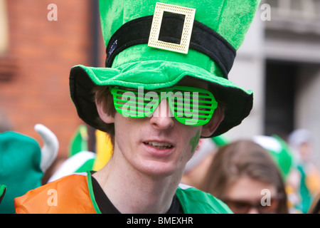 St. Patricks Day Parade, Dublin, Irland. Menschenmengen versammeln, um die Parade zu sehen. 2010 Stockfoto