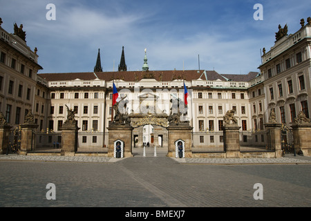 Ich Hof der Pragerburg vom Hradschin-Platz aus gesehen Stockfoto