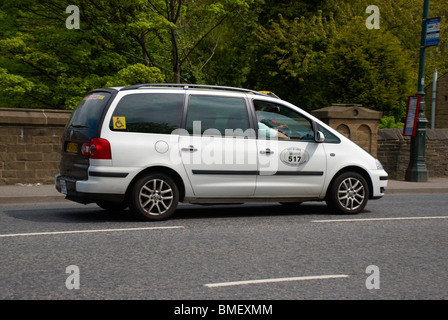 Taxi auf der Straße in Huddersfield. Stockfoto