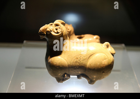 Porzellan-Schaf-Statue angezeigt in Shaoxing Museum des Königreichs Yue Kultur, Shaoxing, Provinz Zhejiang, China Stockfoto