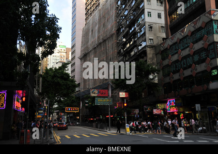 Späten Nachmittag Neon-Diskotheken in der Nähe von einem Fußgängerüberweg mit Menschen, Lockhart Road Red Light District, Wan Chai, Hong Kong Stockfoto