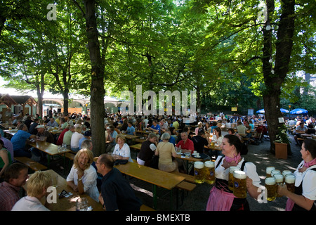 Empfehlenswerte Biergarten. Die größte Open-Air-Biergarten in München, Deutschland Stockfoto