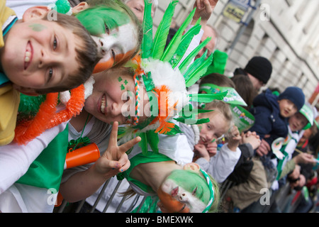 St. Patricks Day Parade, Dublin, Irland. Menschenmengen versammeln, um die Parade zu sehen. 2010 Stockfoto