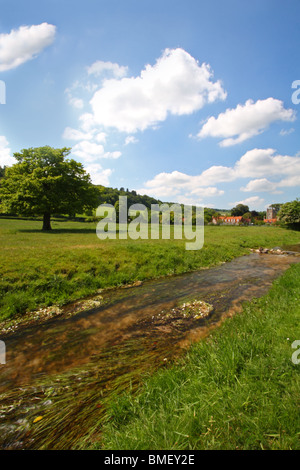 Hambleden Bach mit Hambleden Dorf im Hintergrund. Buckinghamshire, Großbritannien Stockfoto