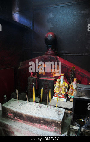 Schrein mit roten Altar, zwei weiße bärtige Figuren, Räucherstäbchenhalter, Asche und Räucherstäbchen, Pak Sing Ancestral Hall, Hong Kong Stockfoto