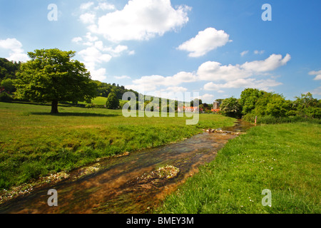 Hambleden Bach mit Hambleden Dorf im Hintergrund. Buckinghamshire, Großbritannien Stockfoto