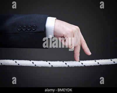 Nahaufnahme von einem Geschäftsmann Finger wandern auf dem Hochseil. Konzeptbild. Stockfoto