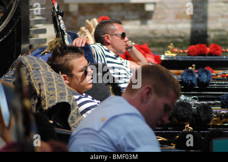 Schlafende Gondolieri in ihre Gondeln, Venedig, Italien Stockfoto