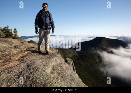 Ein Wanderer auf dem Gipfel des Mount Osceola in den White Mountains, New Hampshire, USA Stockfoto