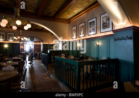 Innenraum der empfehlenswerte, ein traditionelles Bayerisches Restaurant in einem Keller mit Biergarten. München, Deutschland Stockfoto