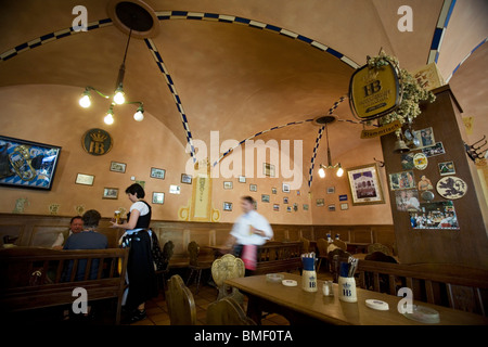 Innenraum der empfehlenswerte, ein traditionelles Bayerisches Restaurant in einem Keller mit Biergarten. München, Deutschland Stockfoto