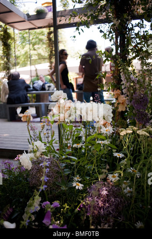 Paris, Frankreich, Garden Festival, TU-Ileries Gärten, Frauen besucht Terrasse Balkon Design Stall außerhalb Stockfoto