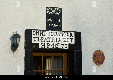 Altes Haus mit Erbauer (1671), Eamont Bridge, in der Nähe von Penrith, Cumbria, England UK Stockfoto