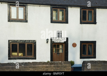 Altes Haus mit Erbauer (1671), Eamont Bridge, in der Nähe von Penrith, Cumbria, England UK Stockfoto