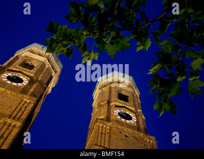 Nachtansicht der Frauenkirche Kathedrale thront. München, Deutschland Stockfoto