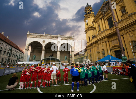 Sonntag junior Fußballspiel vor dem Odeonplatz Feldherrnhalle und Theatinerkirche. München, Deutschland Stockfoto