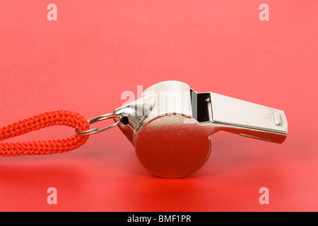 eine Pfeife mit rotem Hintergrund Stockfoto