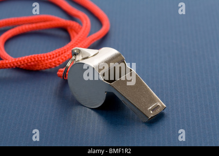 eine Pfeife mit blauem Hintergrund Stockfoto