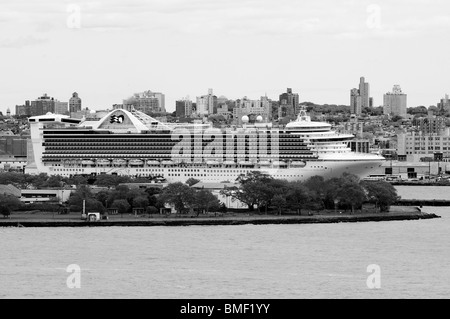 Luxus-Kreuzfahrtschiff Schiff verankert in New York City, New York. Stockfoto