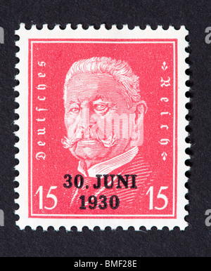 Briefmarke aus Deutschland Darstellung Präsident Paul von Hindenburg für den Abzug der Alliierten Truppen aus dem Rheinland Stockfoto