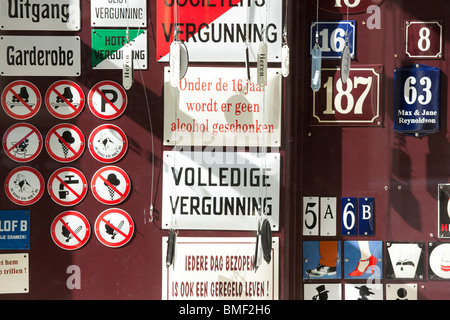 Traditionelle Emailleschilder in einem Schaufenster in der neun kleinen Straßen de Negen Straatjes Einkaufsviertel in Amsterdam Stockfoto