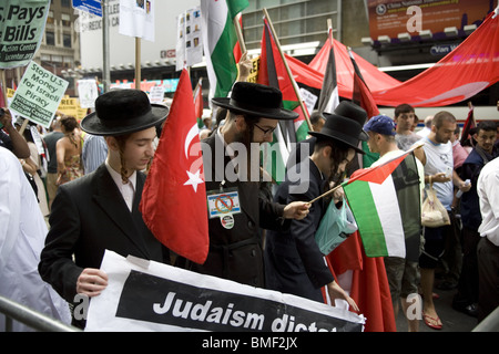 Anti-Zionist orthodoxe Juden mit Palästinensern und anderen brutalen Angriff Israels auf den internationalen Gaza-Flottille zu protestieren. Stockfoto