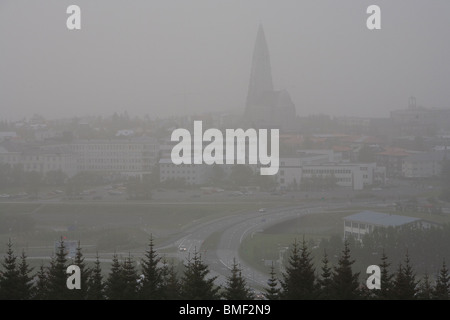 Reykjavik - Island, 4. Juni 2010: Vulkanasche aus Eyjafjallajokull weht noch um Süden und Südwesten Islands. Stockfoto