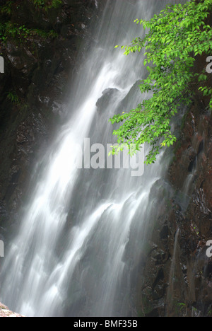 Wasserfall in drei versteckten See Scenic Area, Mount Xuedou Scenic Area, Xikou, Fenghua, Provinz Zhejiang, China Stockfoto