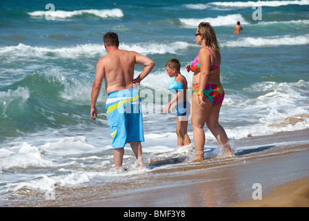 Familiengruppe ins Meer, Kreta Griechenland Stockfoto