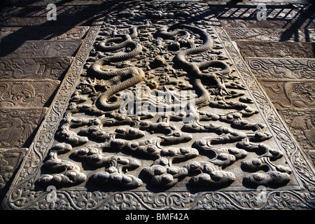 Marmor-Podest hinter Saal Harmonie bewahren geschnitzt mit Drachen und Wolke Muster, Verbotene Stadt, Peking, China Stockfoto