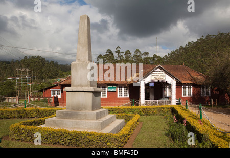 Indien, Kerala, Munnar, Kriegerdenkmal und alten kolonialen Supply Association-Kaufhaus Stockfoto